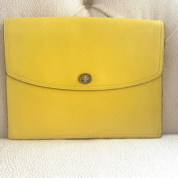Vintage Coach Slim Envelope Clutch – Chartreuse Leather with Turn-Lock Closure - Picture 3 of 11
